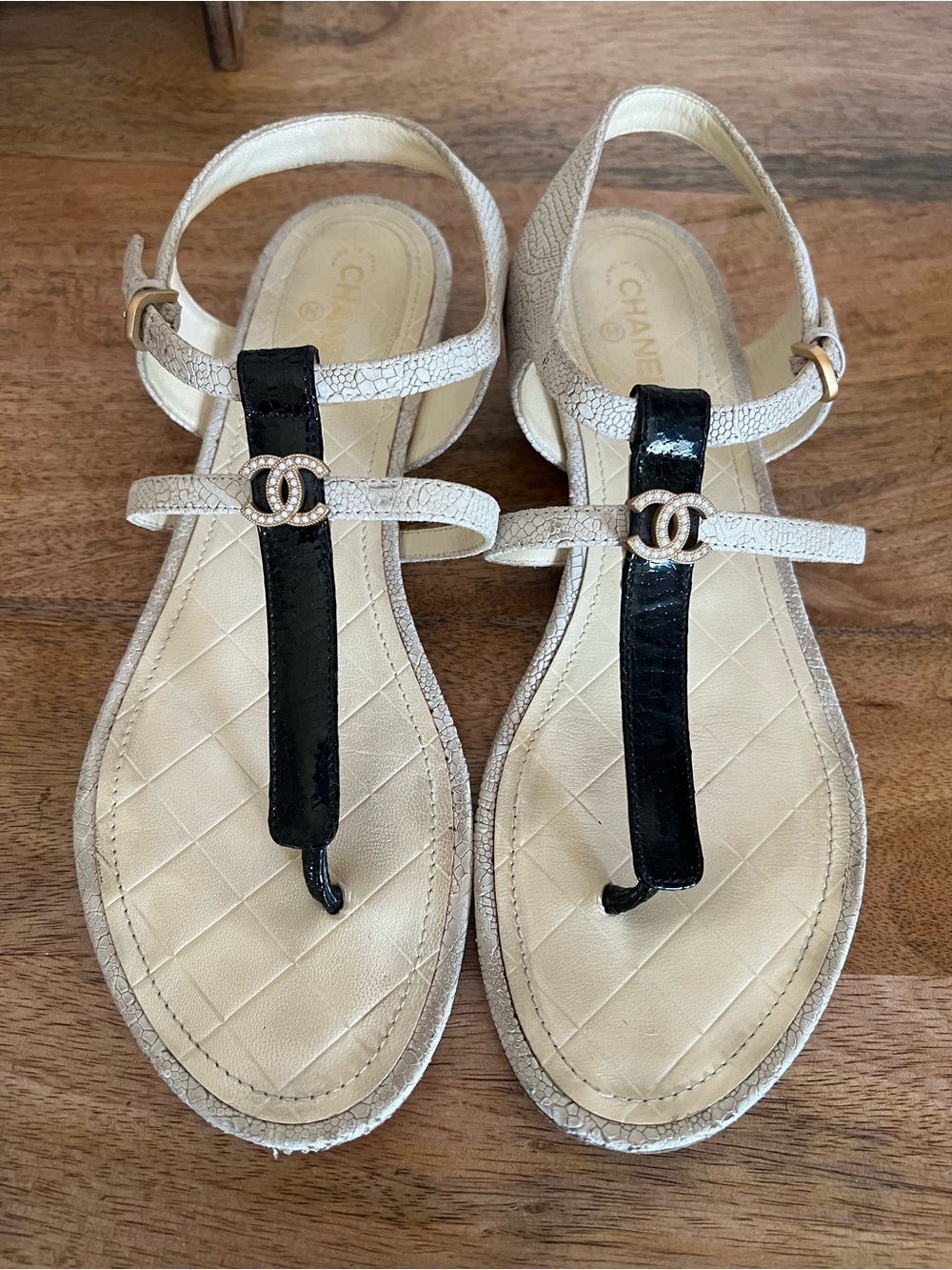 CHANEL White Black Stingray Interlocking CC Logo Leather T Strap
Sandals Sz. 39
